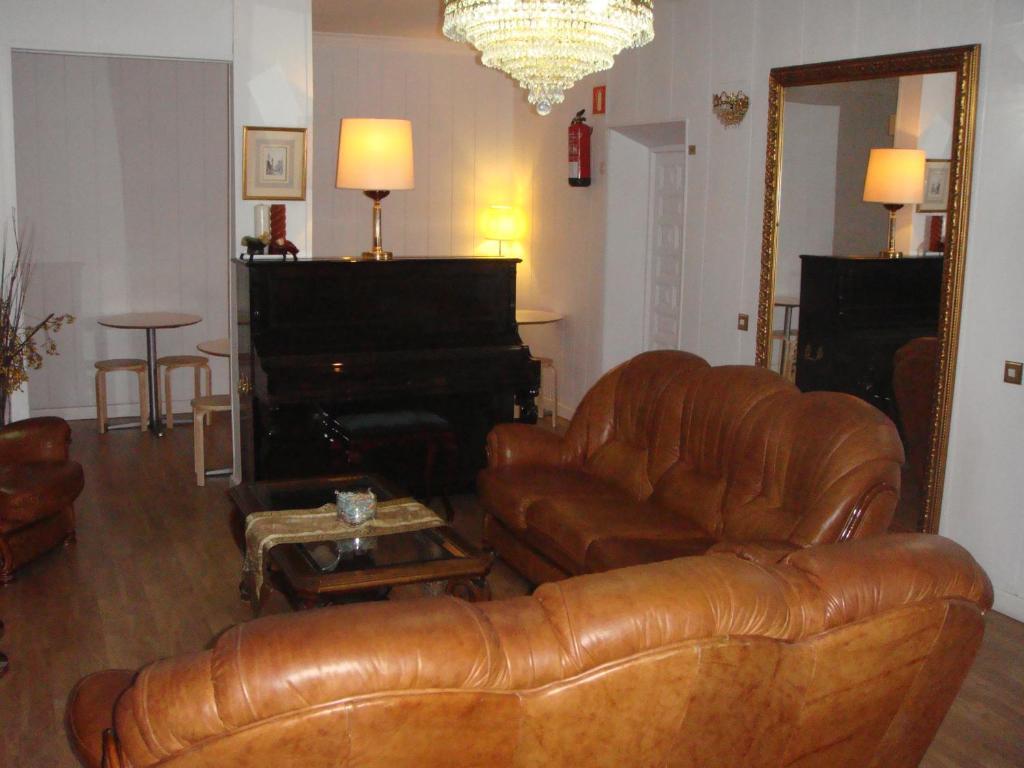 Hostal Riesco Madri Exterior foto