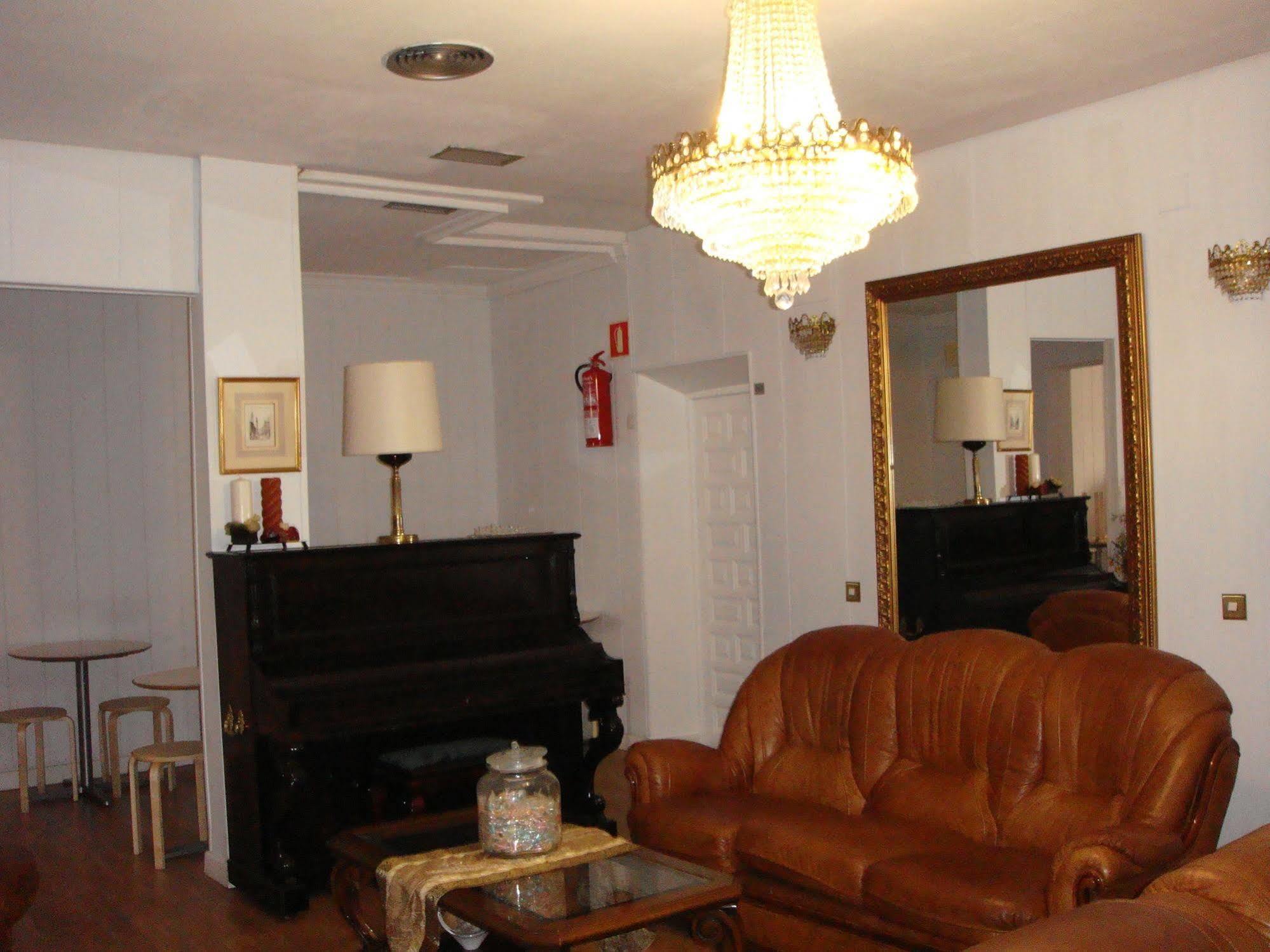 Hostal Riesco Madri Exterior foto